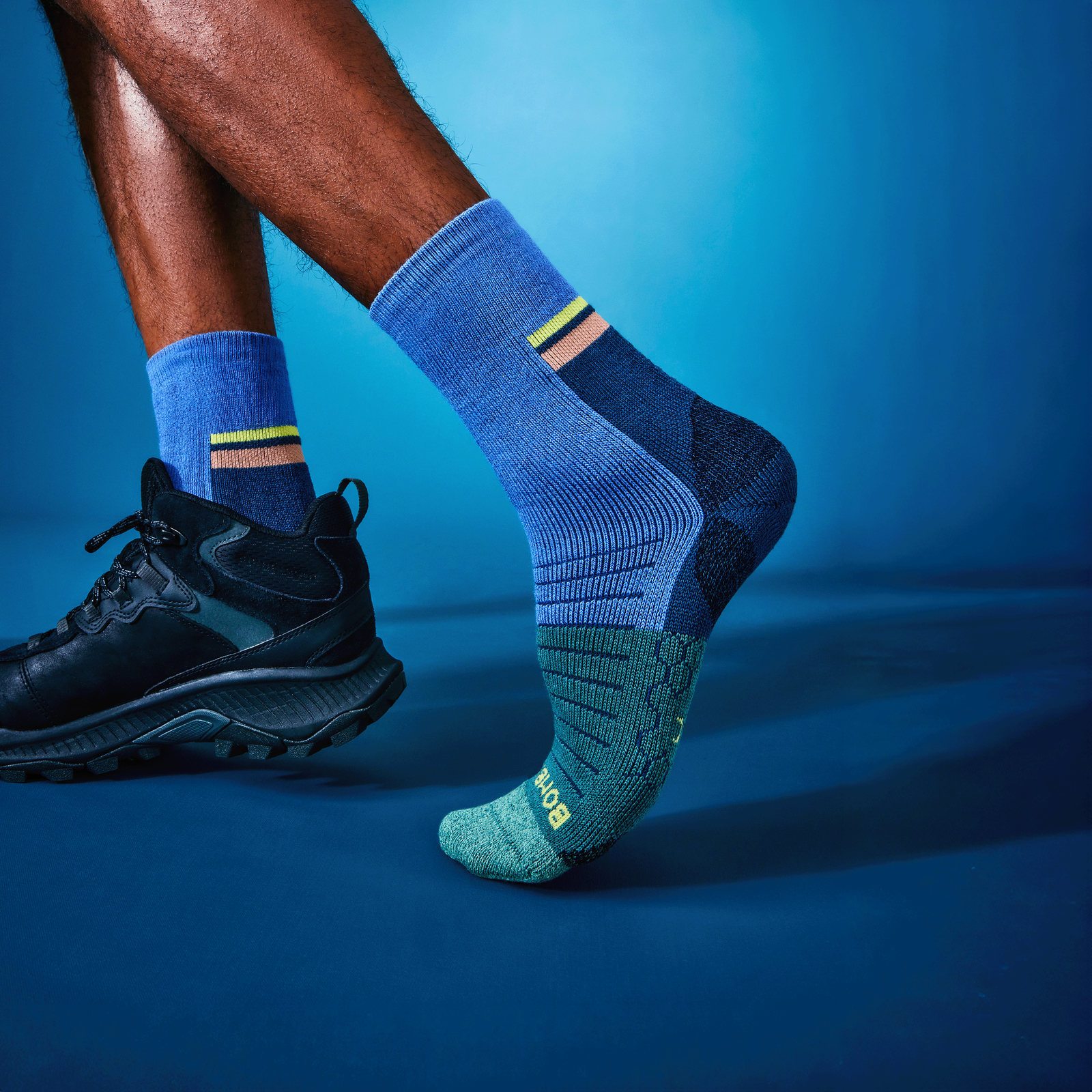 official-bombas::10076-oysterblue-adult-unisex-onmodel-0-transparent-v3.png