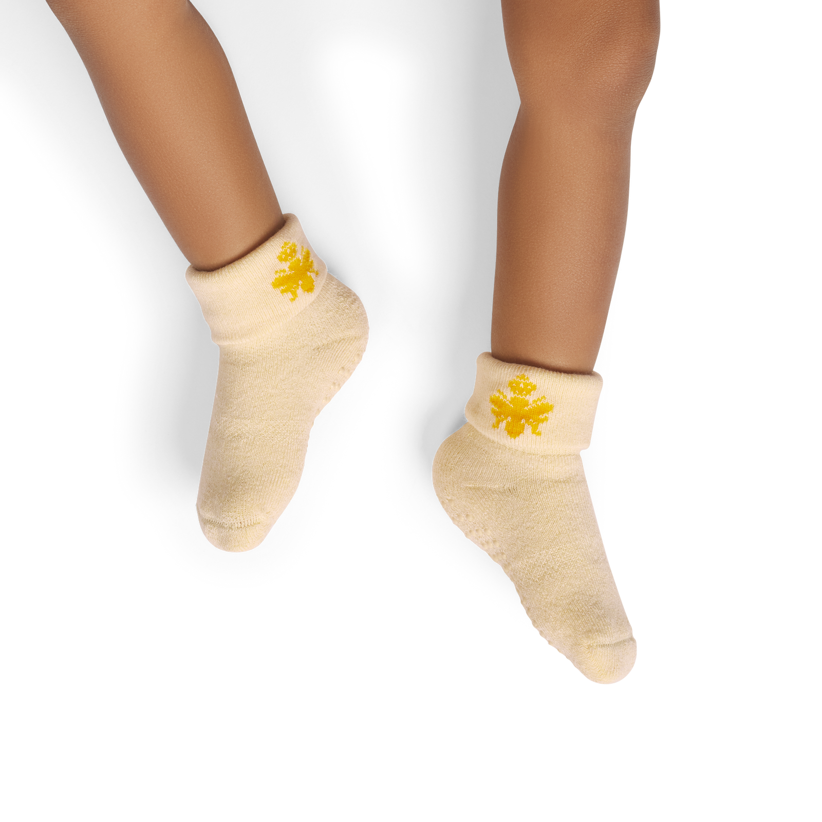 official-bombas::10272-meringue-softwhite-baby-6-12m-unisex-onmodel-2-transparent.png