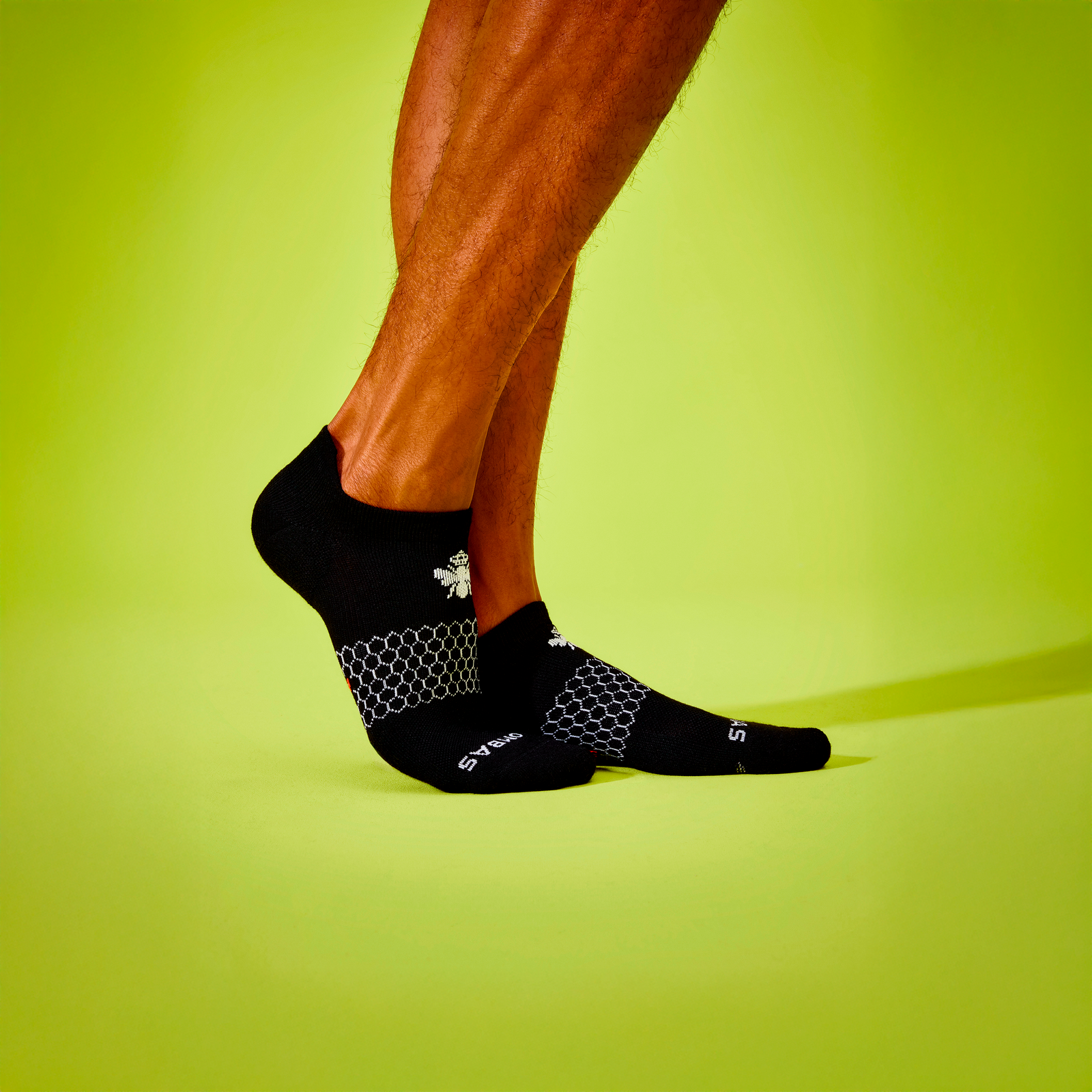 official-bombas::10335-black-adult-unisex-onmodel-0-transparent-v3.png