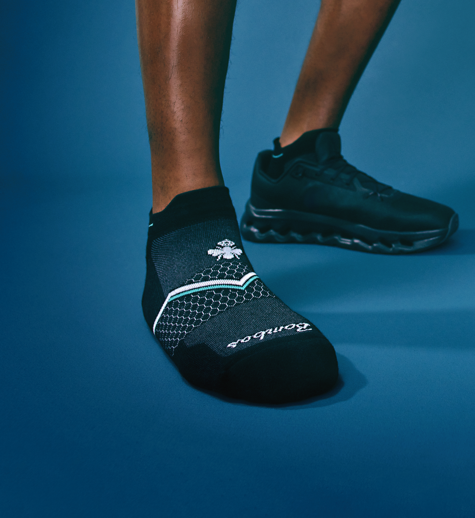 official-bombas::9699-black-white-adult-unisex-onmodel-0-transparent.png