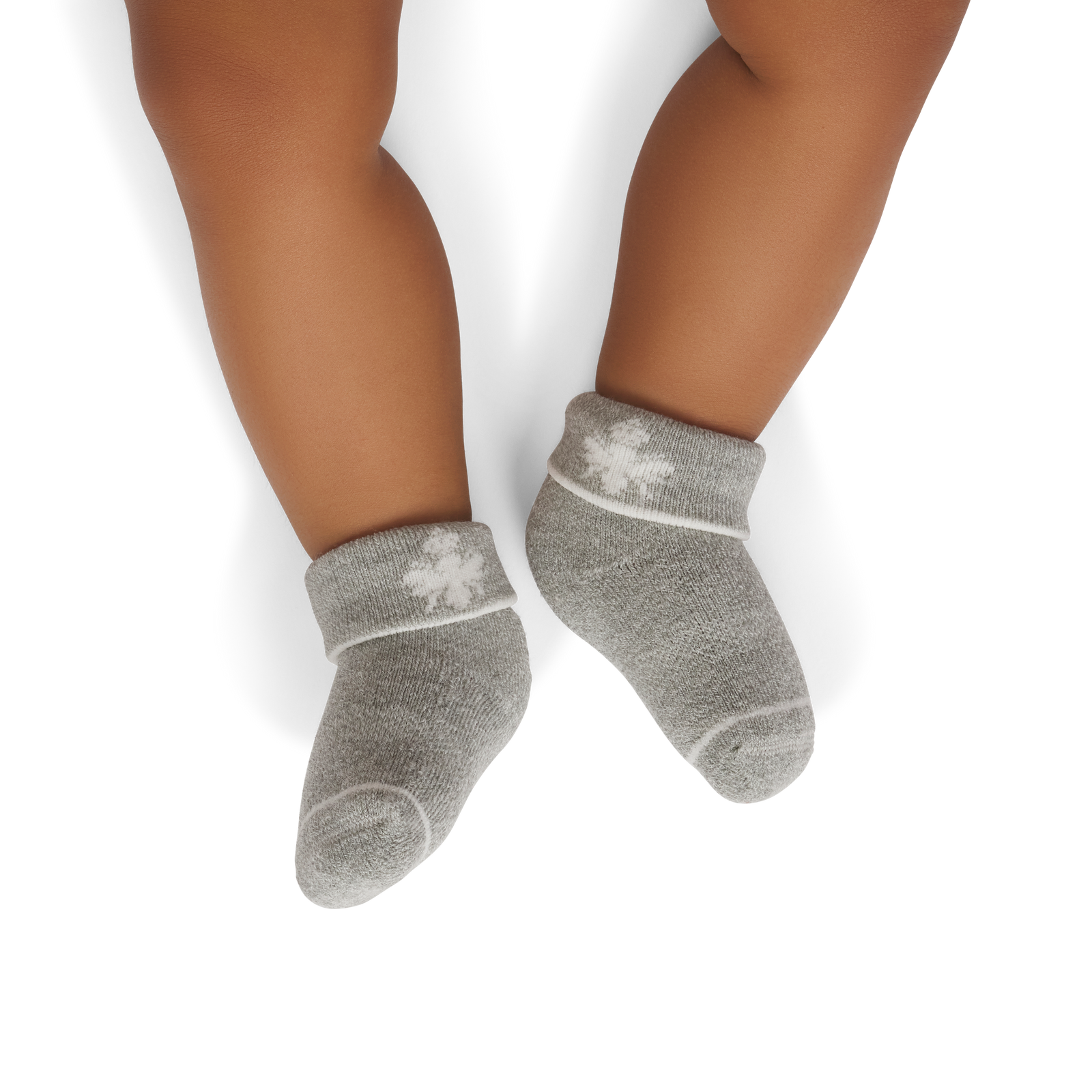 official-bombas::9829-sagehaze-softwhite-baby-0-6m-unisex-onmodel-2-transparent.png